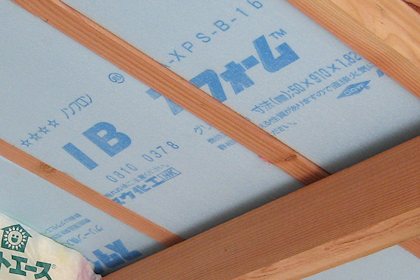 写真:押し出し法ポリスチレンフォーム断熱材の施工状況