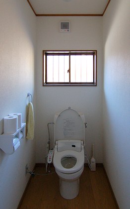 写真：リフォーム前の普通のトイレ