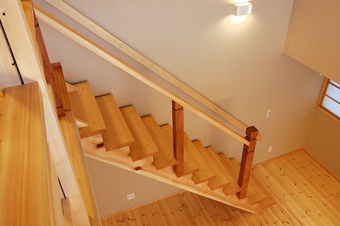写真：檜無垢板の木製階段
